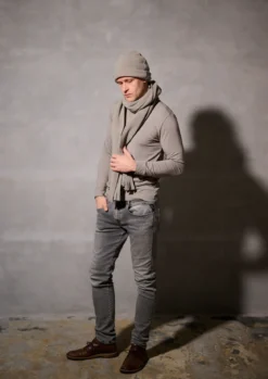 MÜTZE MIT UMLAUFENDER KANTE