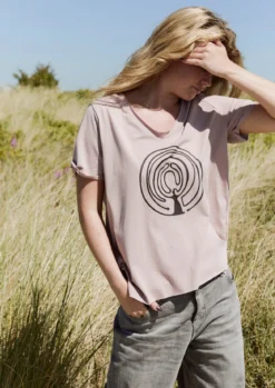 V-NECK-TEE EMBRACE