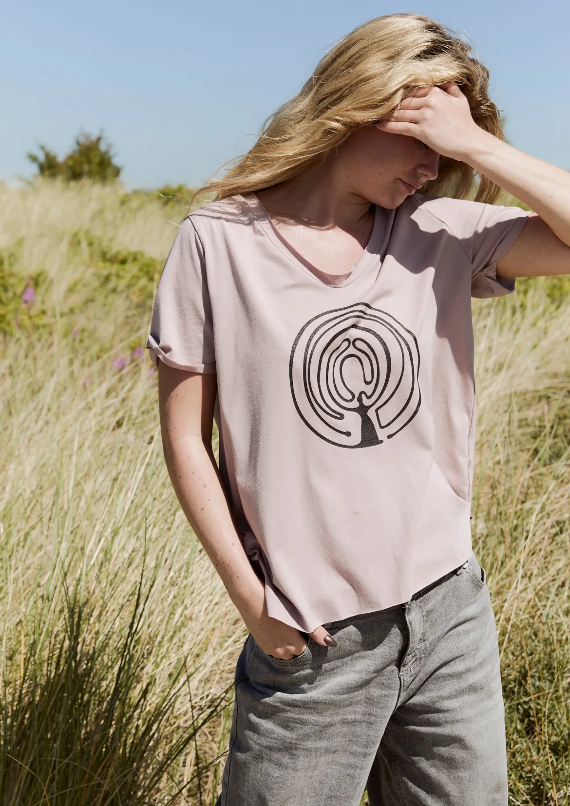 V-NECK-TEE EMBRACE