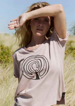 V-NECK-TEE EMBRACE