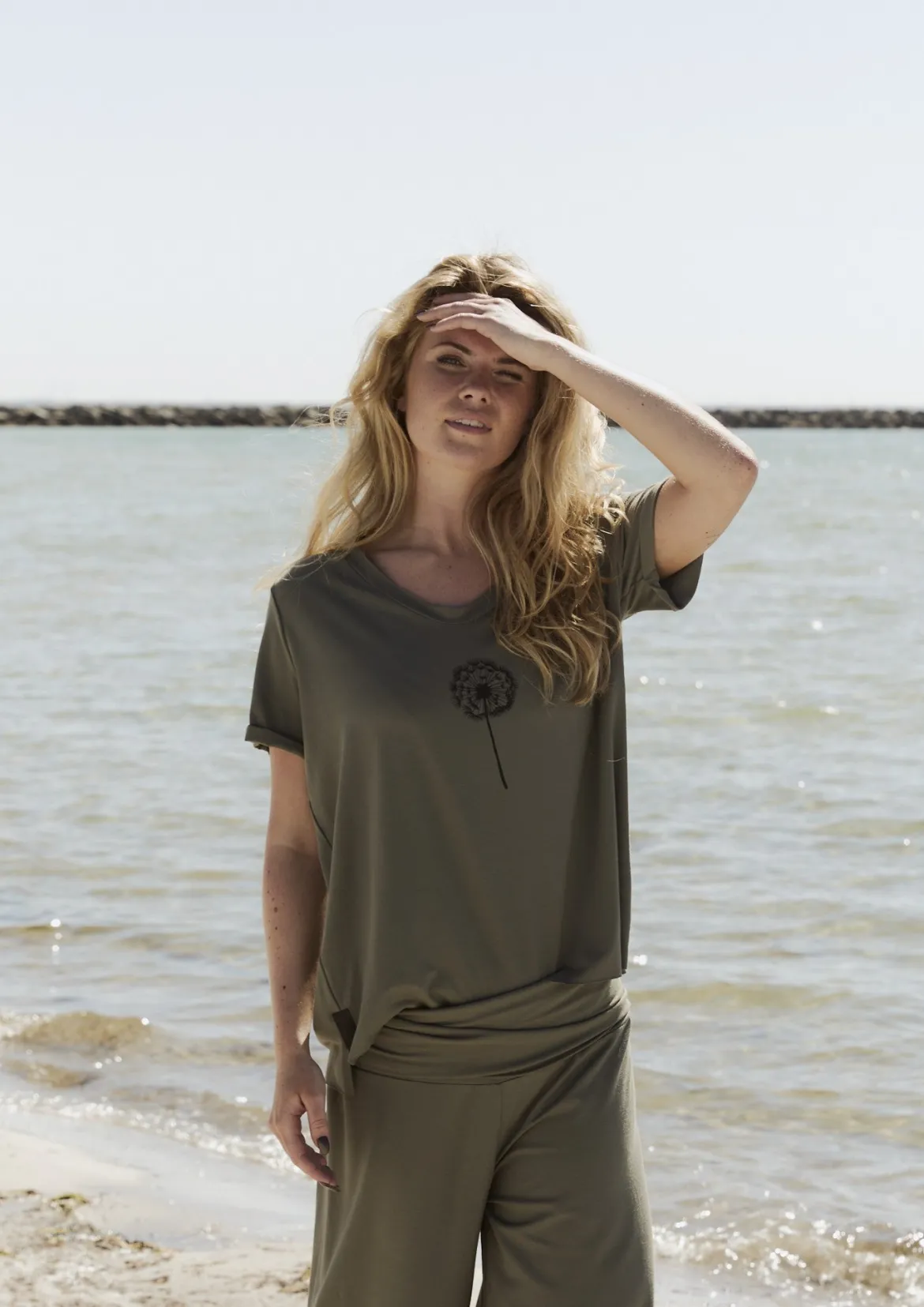 V-NECK TEE FLOWER