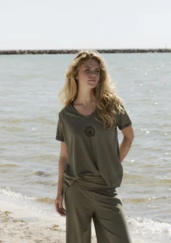 V-NECK TEE FLOWER
