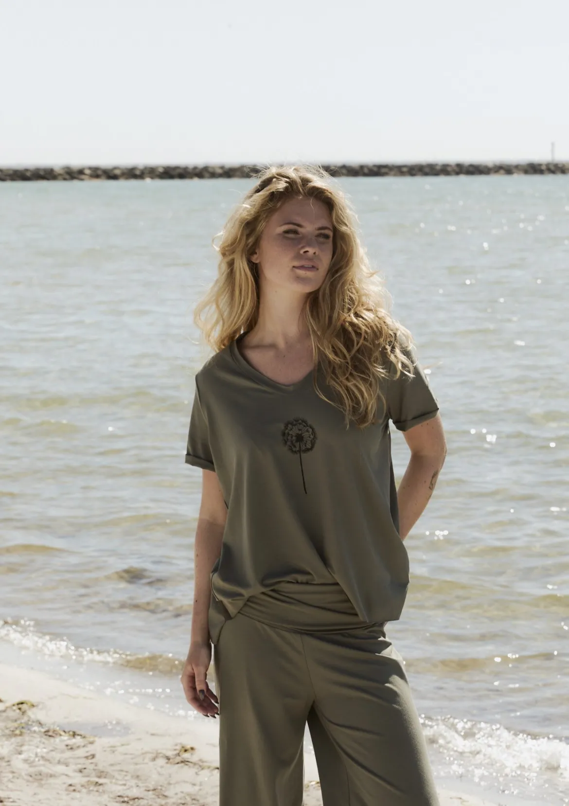 V-NECK TEE FLOWER